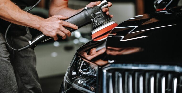 processus-professionnel-detailler-voiture-large processus-professionnel-detailler-voiture-large